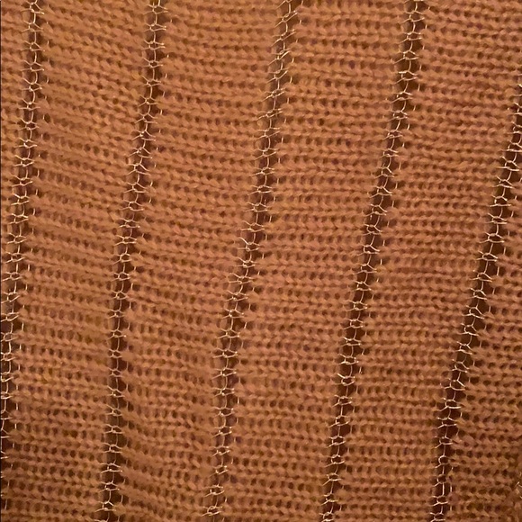 Dusty tan/rose Sweater with Gold Chain Design - Picture 4 of 4